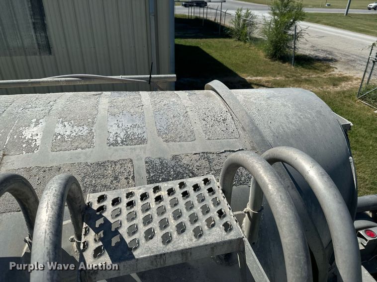 image for item DX1306 2000 Heil tank trailer