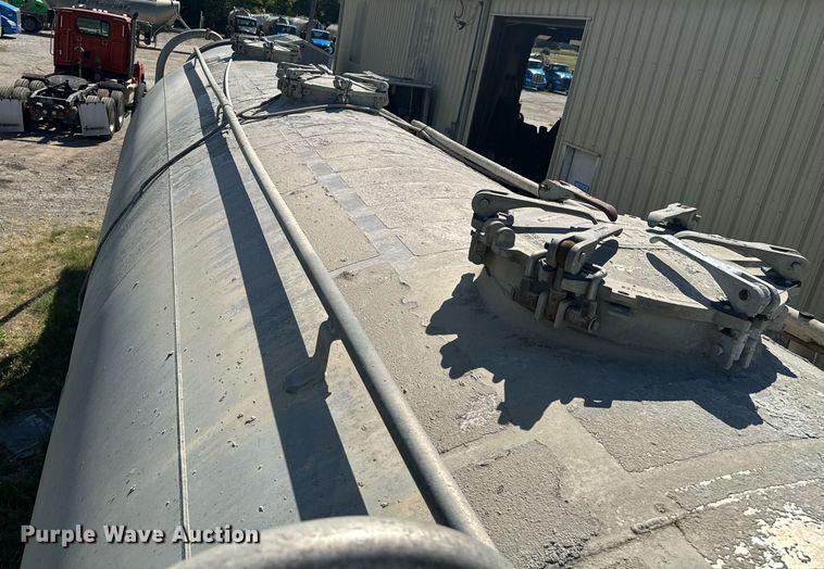 image for item DX1306 2000 Heil tank trailer