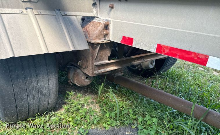 image for item DX1306 2000 Heil tank trailer