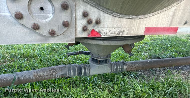 image for item DX1306 2000 Heil tank trailer