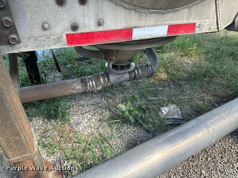 image for item DX1306 2000 Heil tank trailer