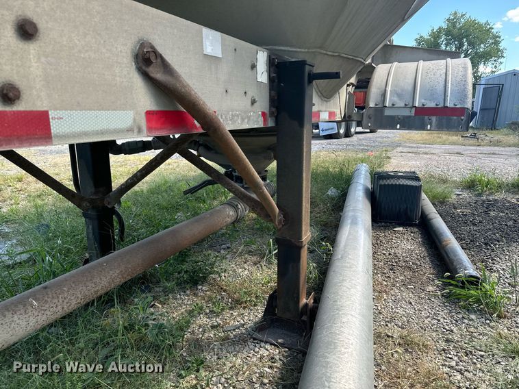 image for item DX1306 2000 Heil tank trailer