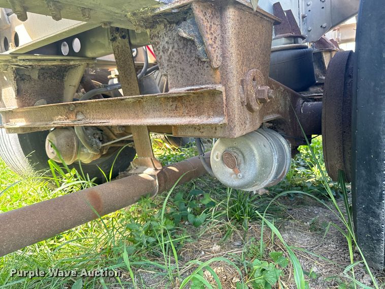 image for item DX1306 2000 Heil tank trailer