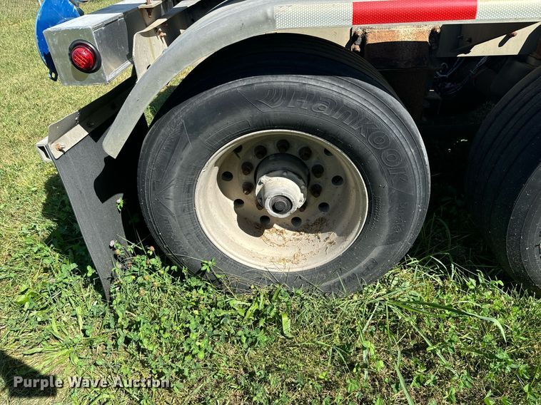 image for item DX1306 2000 Heil tank trailer