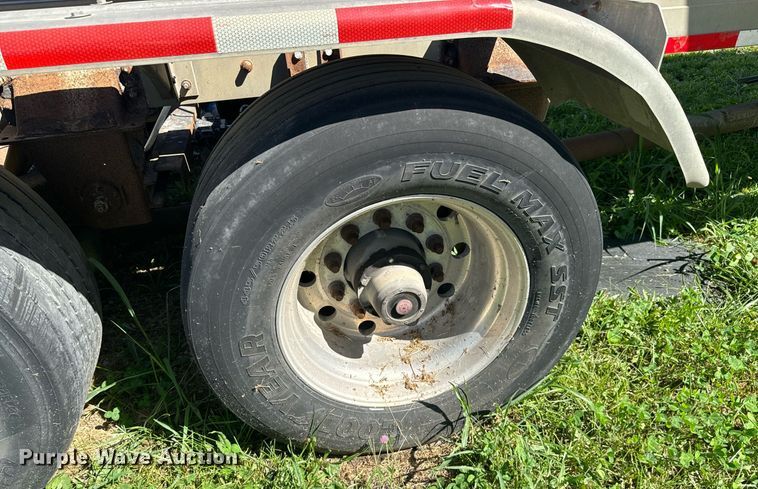 image for item DX1306 2000 Heil tank trailer