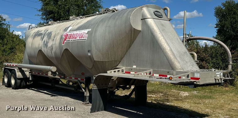 image for item DX1310 2013 Mac pneumatic dry bulk trailer