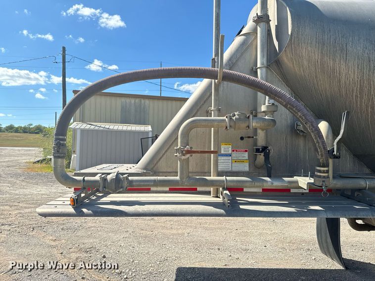 image for item DX1310 2013 Mac pneumatic dry bulk trailer