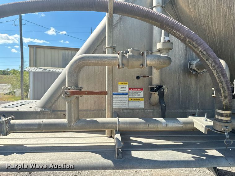 image for item DX1310 2013 Mac pneumatic dry bulk trailer