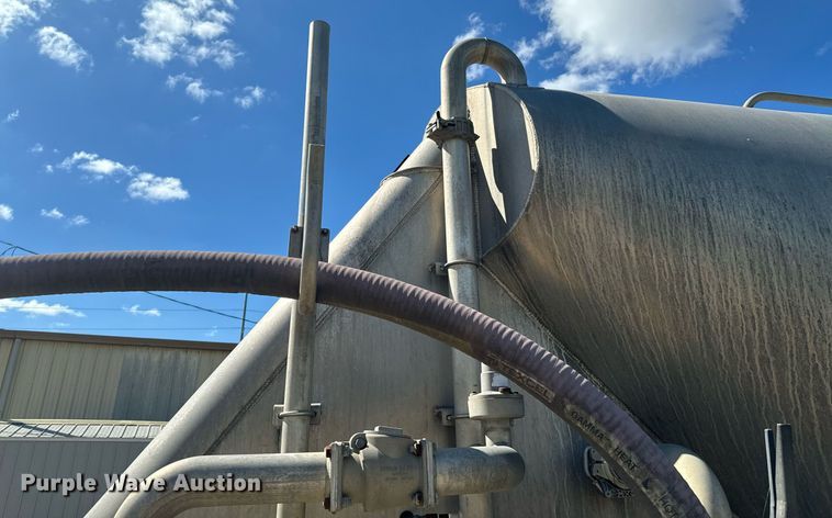 image for item DX1310 2013 Mac pneumatic dry bulk trailer