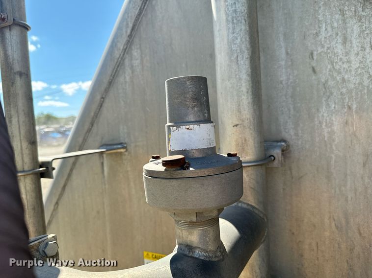 image for item DX1310 2013 Mac pneumatic dry bulk trailer