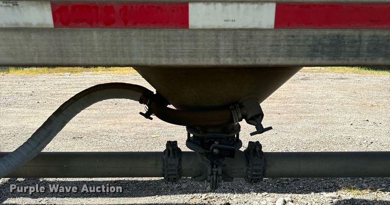 image for item DX1310 2013 Mac pneumatic dry bulk trailer