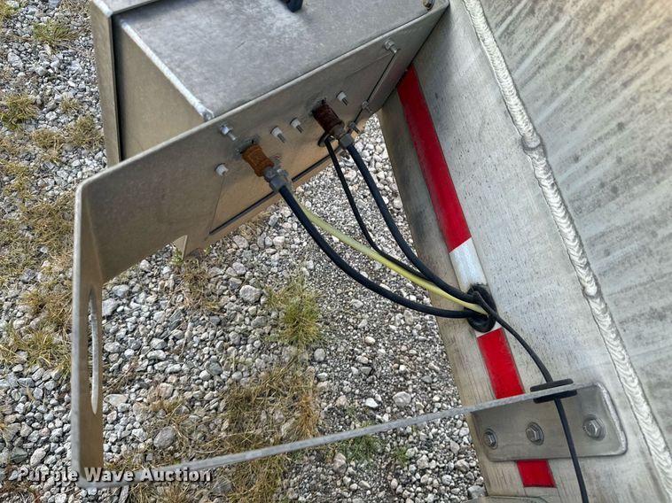 image for item DX1310 2013 Mac pneumatic dry bulk trailer