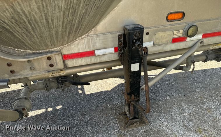 image for item DX1310 2013 Mac pneumatic dry bulk trailer