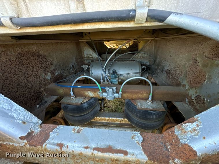 image for item DX1446 1995 Custom Trailers tank trailer