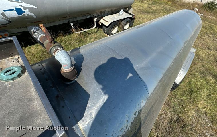 image for item DX1447 1984 Stainless Tank & Equipment tank trailer