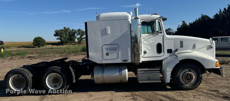 image for item DX3635 2000 Peterbilt  377 semi truck