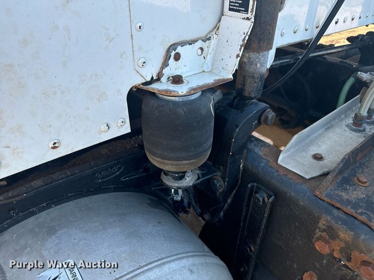 image for item DX3635 2000 Peterbilt  377 semi truck