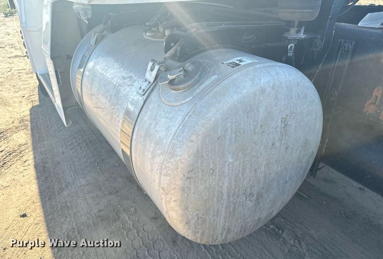 image for item DX3635 2000 Peterbilt  377 semi truck