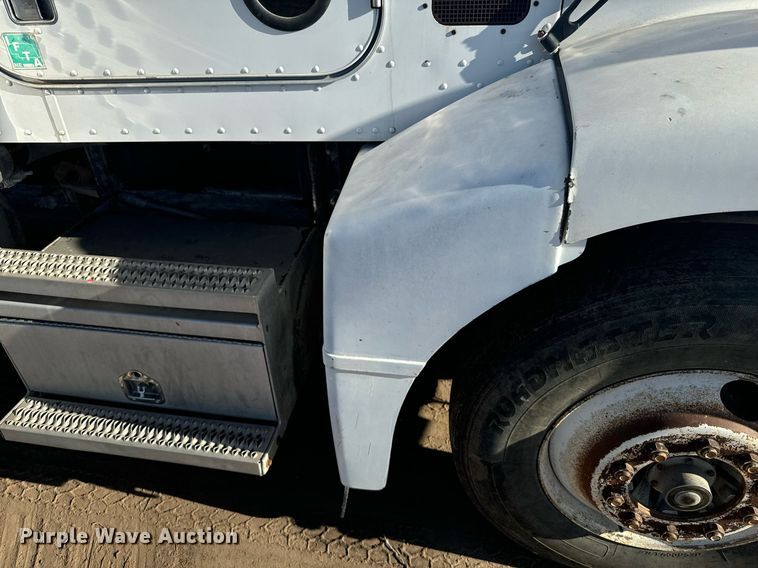 image for item DX3635 2000 Peterbilt  377 semi truck