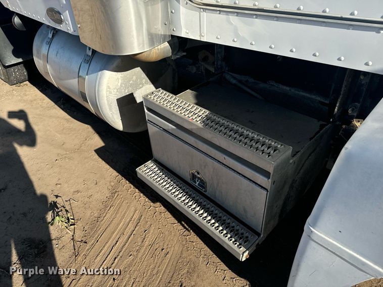 image for item DX3635 2000 Peterbilt  377 semi truck