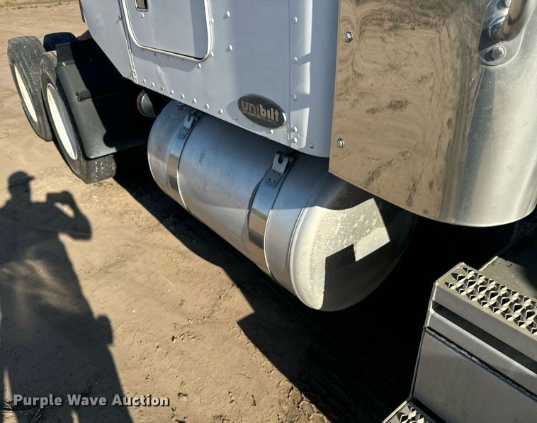 image for item DX3635 2000 Peterbilt  377 semi truck