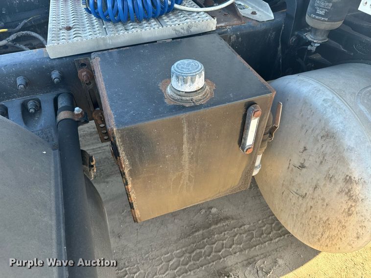 image for item DX3635 2000 Peterbilt  377 semi truck