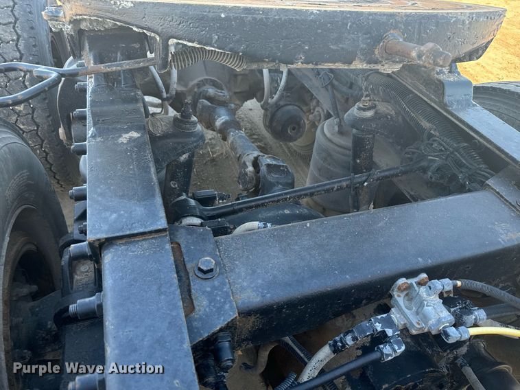 image for item DX3635 2000 Peterbilt  377 semi truck