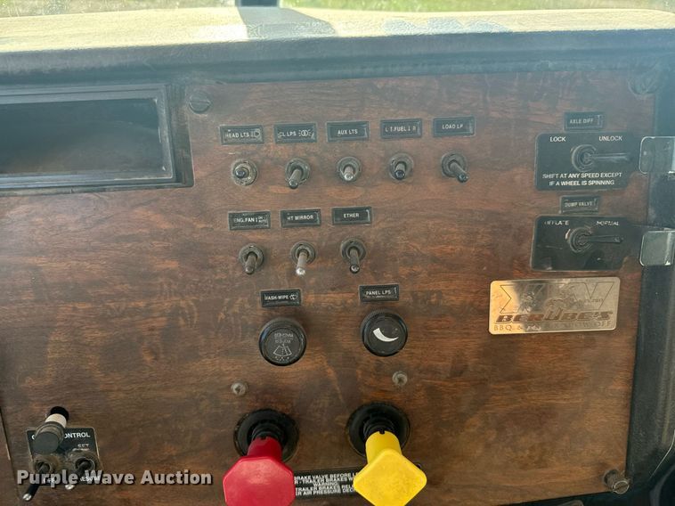 image for item DX3635 2000 Peterbilt  377 semi truck