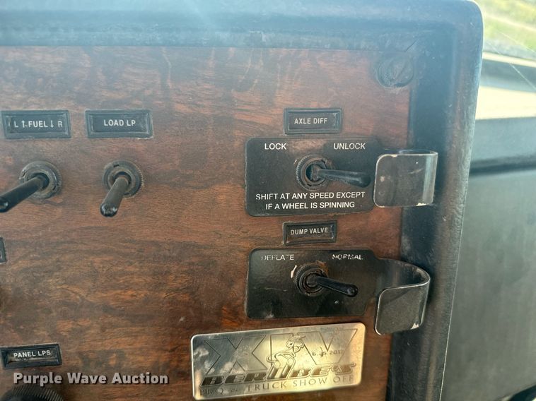 image for item DX3635 2000 Peterbilt  377 semi truck