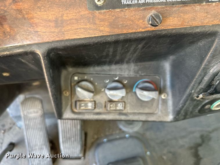 image for item DX3635 2000 Peterbilt  377 semi truck