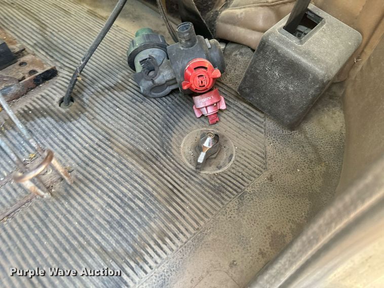 image for item DX3635 2000 Peterbilt  377 semi truck