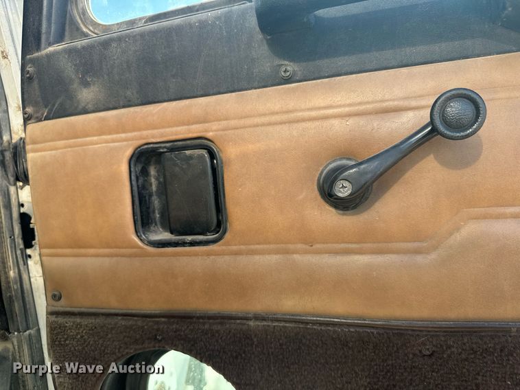 image for item DX3635 2000 Peterbilt  377 semi truck