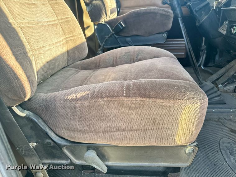 image for item DX3635 2000 Peterbilt  377 semi truck