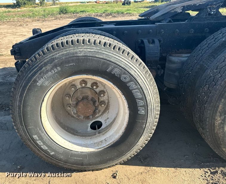 image for item DX3635 2000 Peterbilt  377 semi truck