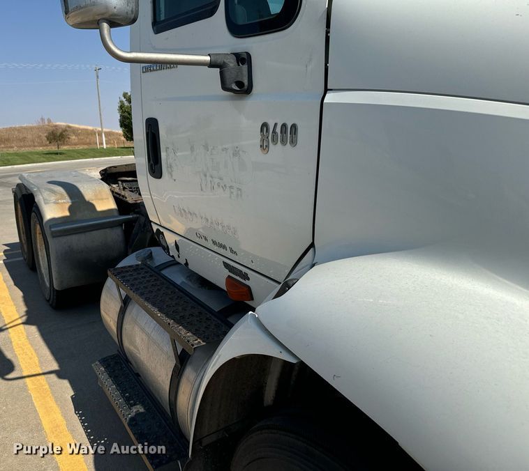 image for item DX3698 2007 International  8600 semi truck