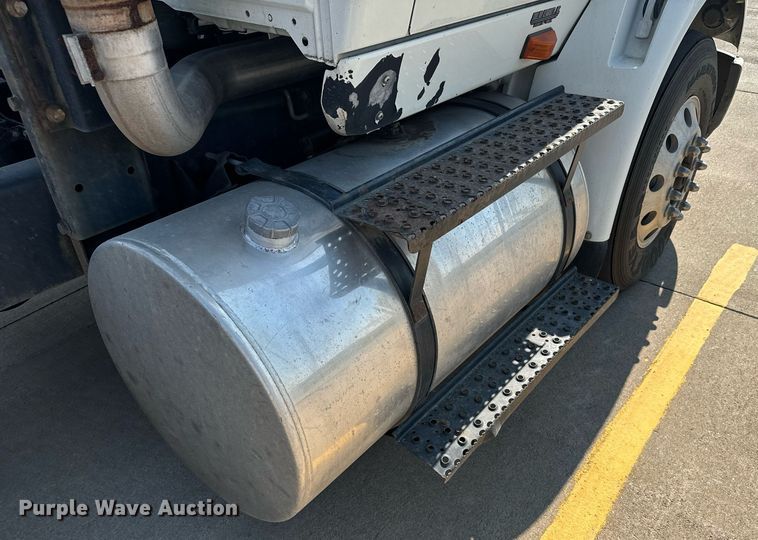 image for item DX3698 2007 International  8600 semi truck