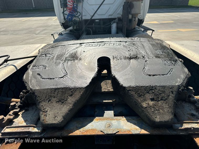 image for item DX3698 2007 International  8600 semi truck