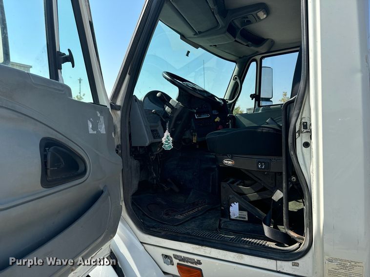 image for item DX3698 2007 International  8600 semi truck