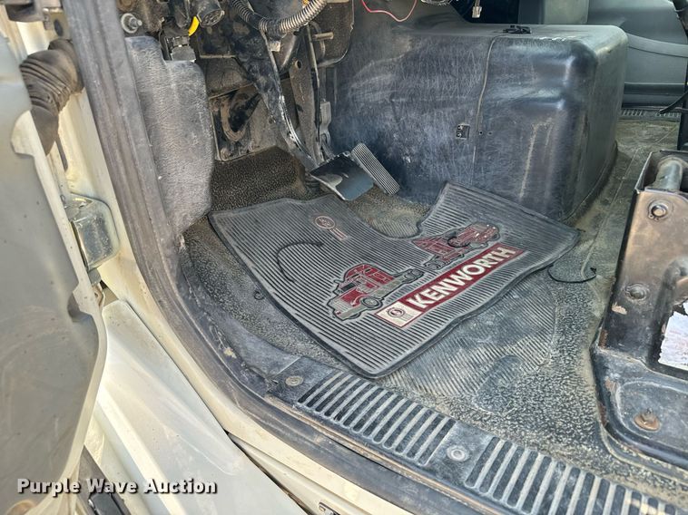 image for item DX3698 2007 International  8600 semi truck