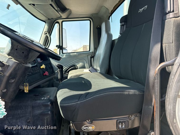 image for item DX3698 2007 International  8600 semi truck