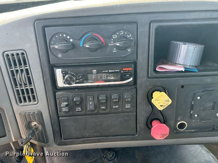 image for item DX3698 2007 International  8600 semi truck