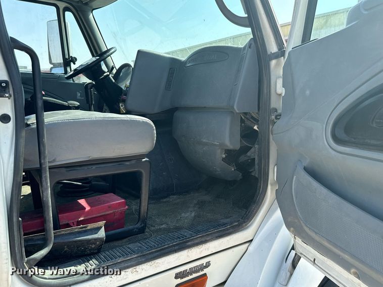 image for item DX3698 2007 International  8600 semi truck