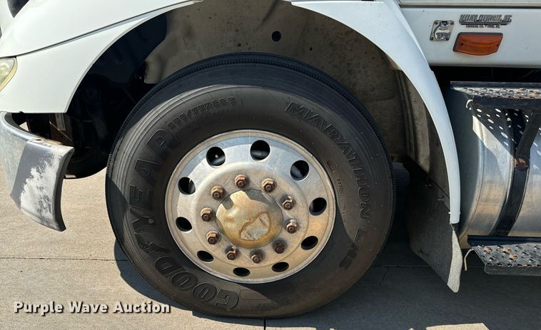 image for item DX3698 2007 International  8600 semi truck