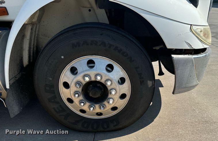 image for item DX3698 2007 International  8600 semi truck