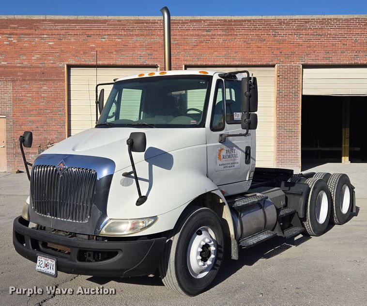 image for item EE8568 2010 International  8600 semi truck