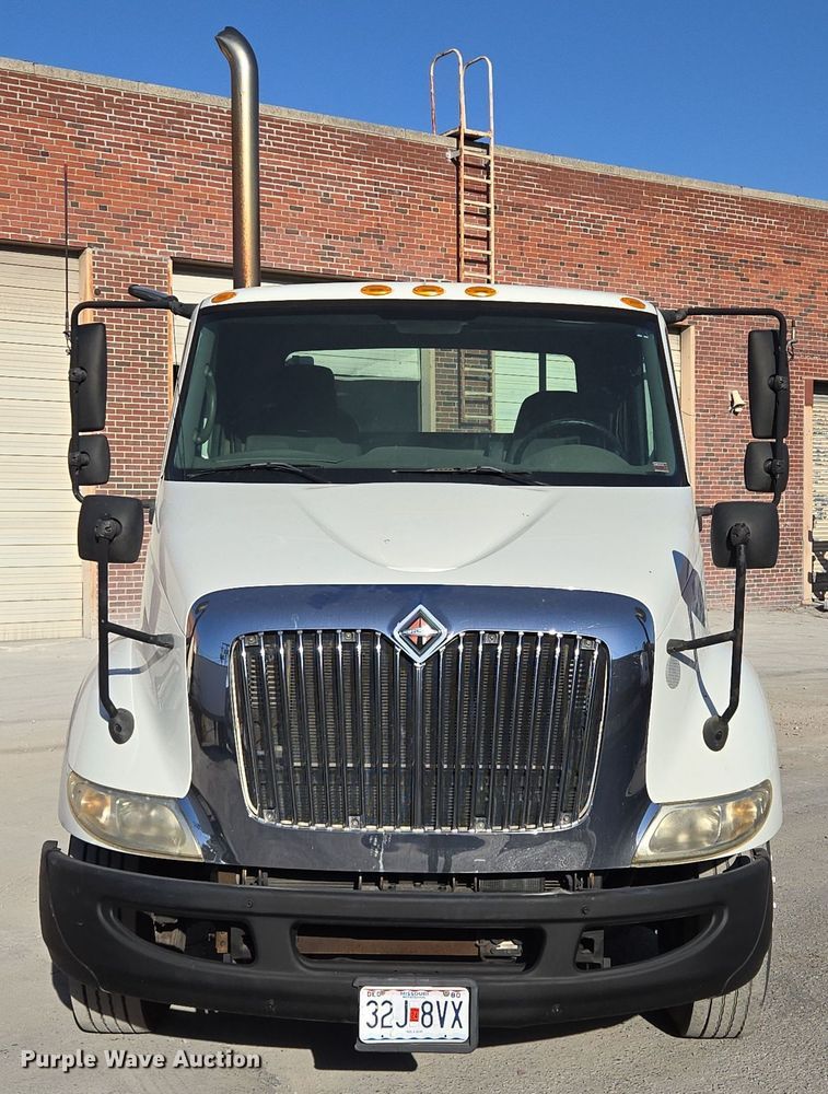 image for item EE8568 2010 International  8600 semi truck