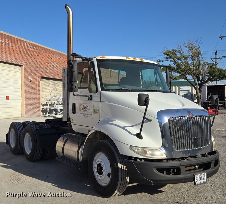image for item EE8568 2010 International  8600 semi truck