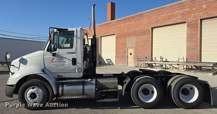 image for item EE8568 2010 International  8600 semi truck