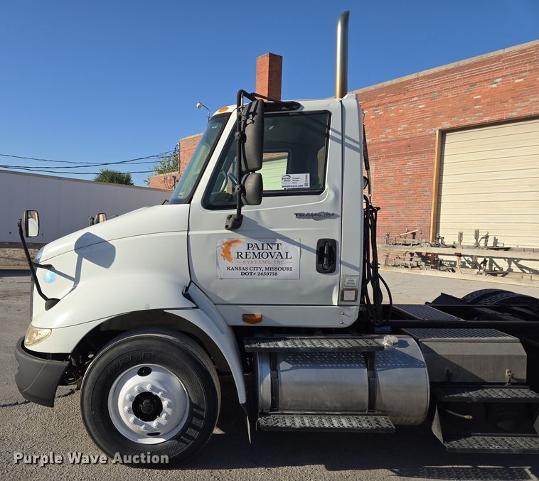 image for item EE8568 2010 International  8600 semi truck