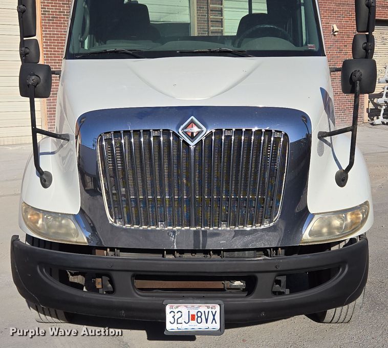 image for item EE8568 2010 International  8600 semi truck